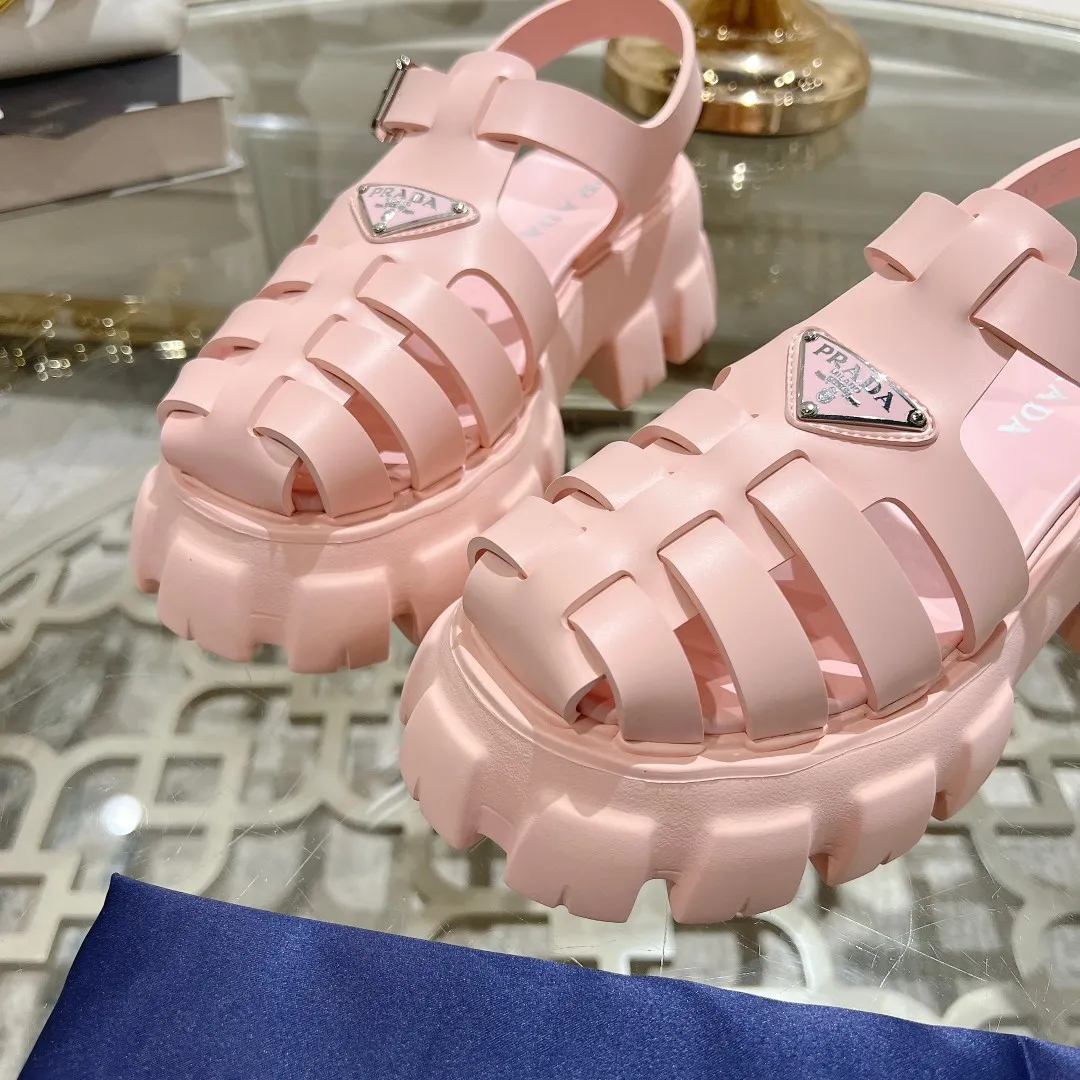 👟👟Ex-factory price 440👟👟 Prada's new spring and summer sawtooth Roman thick-soled rubber sandals, retro, fashionable and avant-garde gear teeth 55mm, thick-soled soles with rubber uppers, making the whole pair of shoes light and comfortable, bright colors, satisfying a variety of choices for fashionable people with different styles! The iconic metal triangle logo is paired with the shape of ancient beach sandals. Every design element is fashionable! Code number 35-40